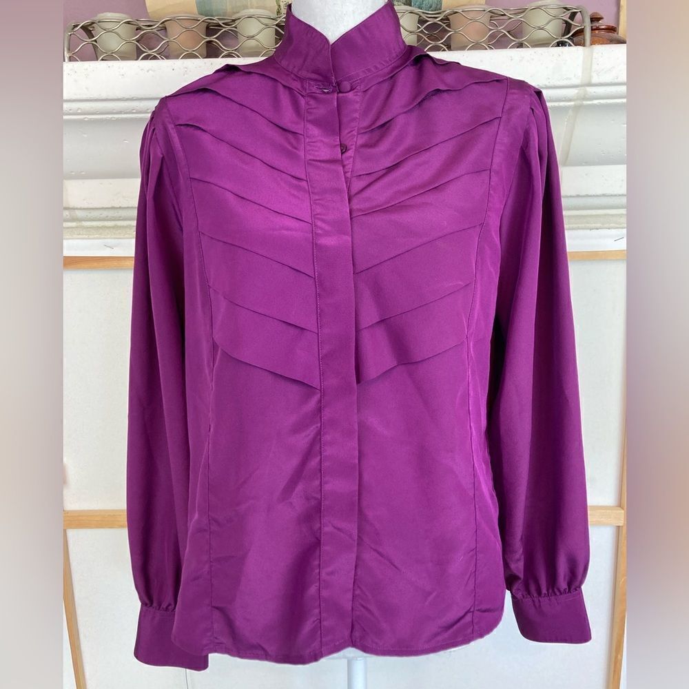 VTG 80s Fuchsia blouse w/ chevron pleats front and shoulders❤️💝